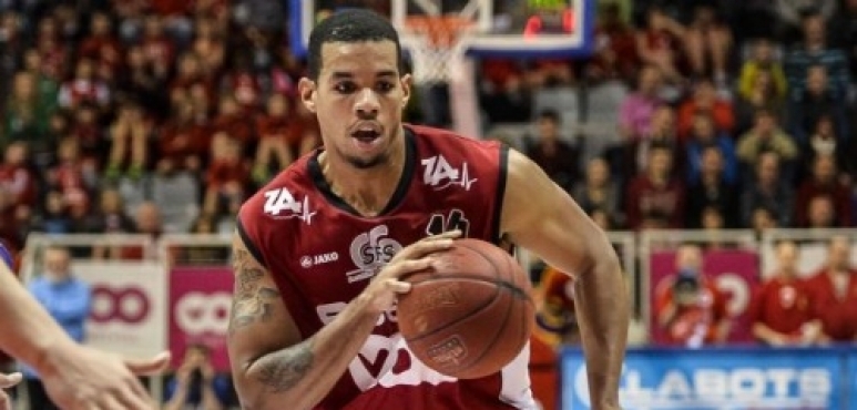 Kenneth Simms signs at Leiden